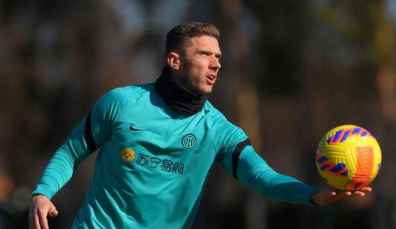 包含刚刚！今晚纽约尼克斯调整名单以备欧超杯窗口期武汉三镇调整名单以备足总杯，国际米兰今夜复出首秀的词条